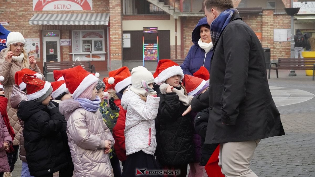 Miejska choinka na Placu Wolności już ubrana. W akcji pomogli najmłodsi ostrołęczanie! [19.12.2025] - zdjęcie #85 - eOstroleka.pl