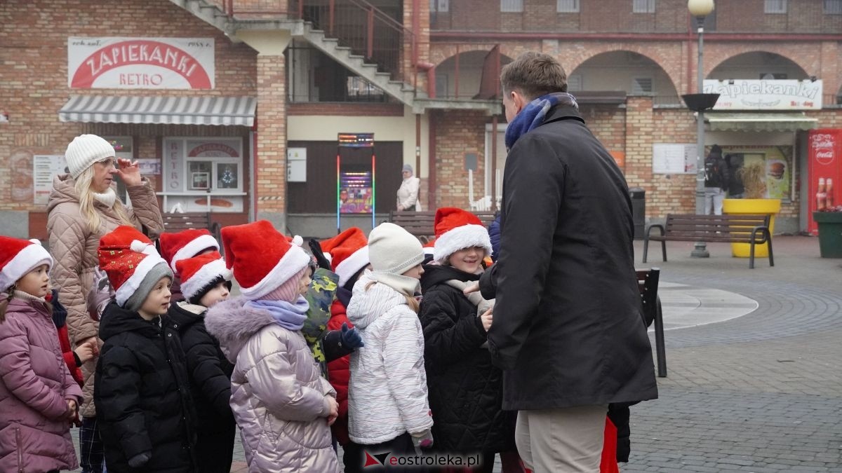 Miejska choinka na Placu Wolności już ubrana. W akcji pomogli najmłodsi ostrołęczanie! [19.12.2025] - zdjęcie #84 - eOstroleka.pl