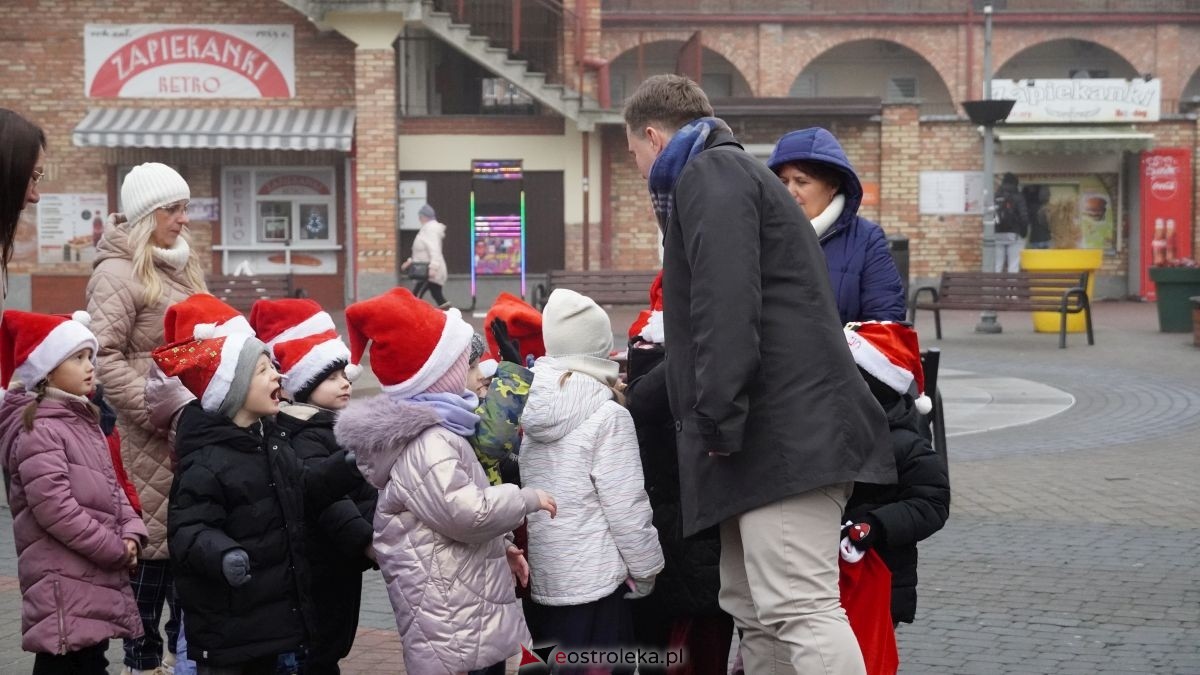 Miejska choinka na Placu Wolności już ubrana. W akcji pomogli najmłodsi ostrołęczanie! [19.12.2025] - zdjęcie #83 - eOstroleka.pl