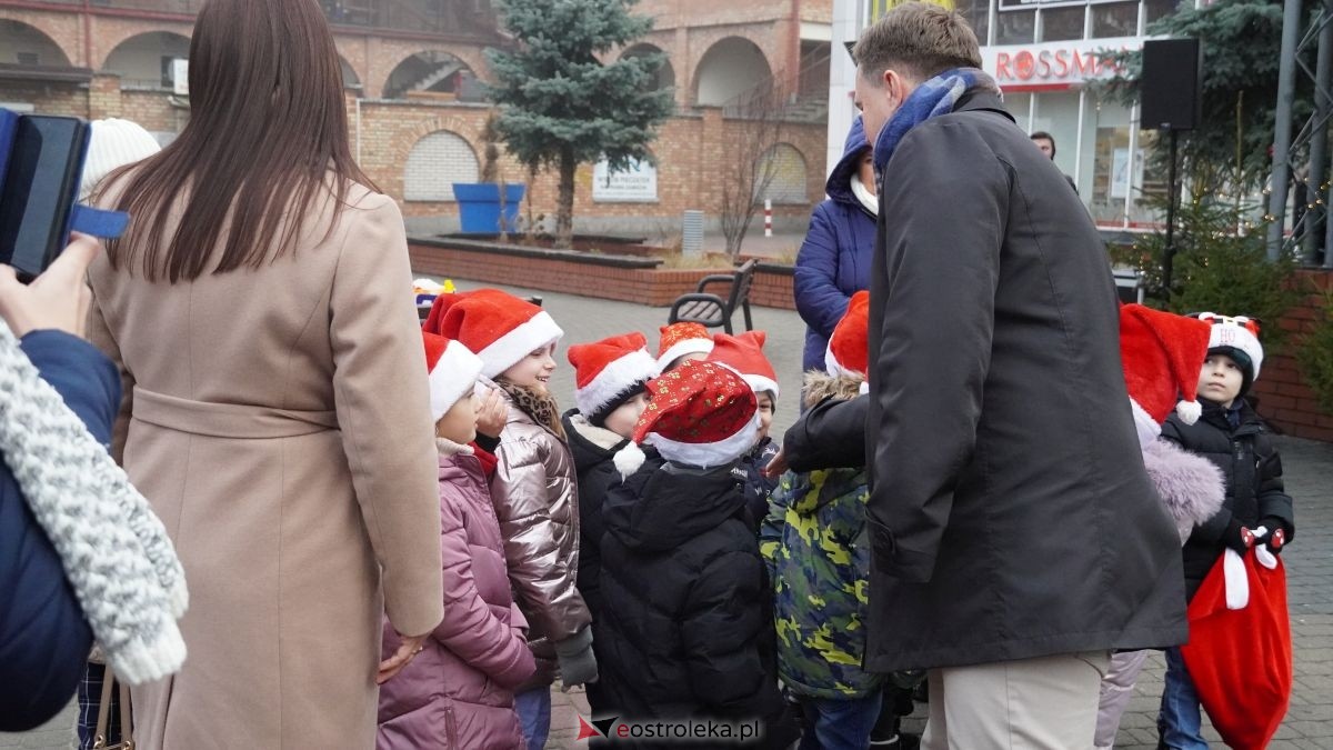 Miejska choinka na Placu Wolności już ubrana. W akcji pomogli najmłodsi ostrołęczanie! [19.12.2025] - zdjęcie #82 - eOstroleka.pl