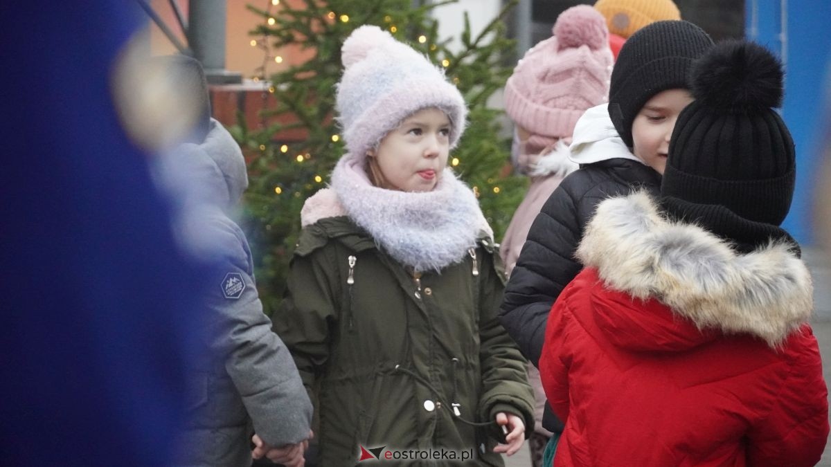 Miejska choinka na Placu Wolności już ubrana. W akcji pomogli najmłodsi ostrołęczanie! [19.12.2025] - zdjęcie #81 - eOstroleka.pl