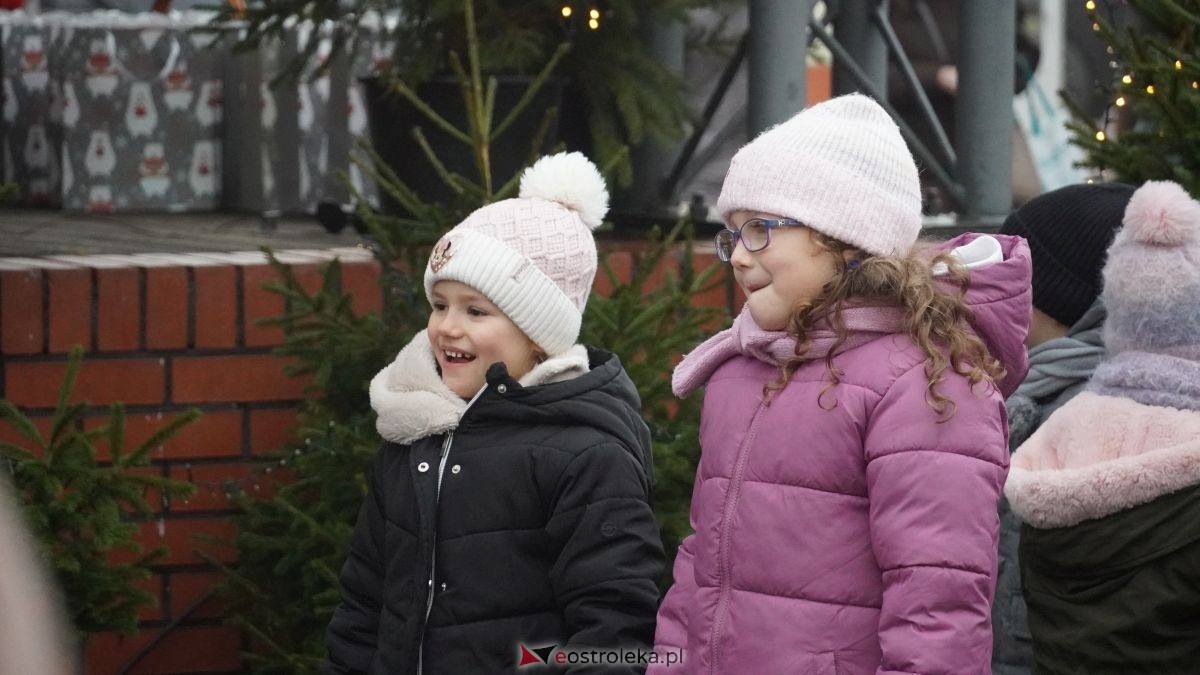 Miejska choinka na Placu Wolności już ubrana. W akcji pomogli najmłodsi ostrołęczanie! [19.12.2025] - zdjęcie #80 - eOstroleka.pl