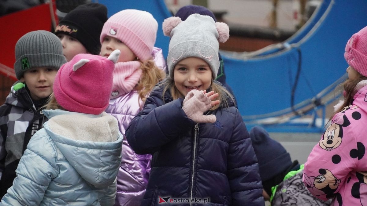 Miejska choinka na Placu Wolności już ubrana. W akcji pomogli najmłodsi ostrołęczanie! [19.12.2025] - zdjęcie #79 - eOstroleka.pl