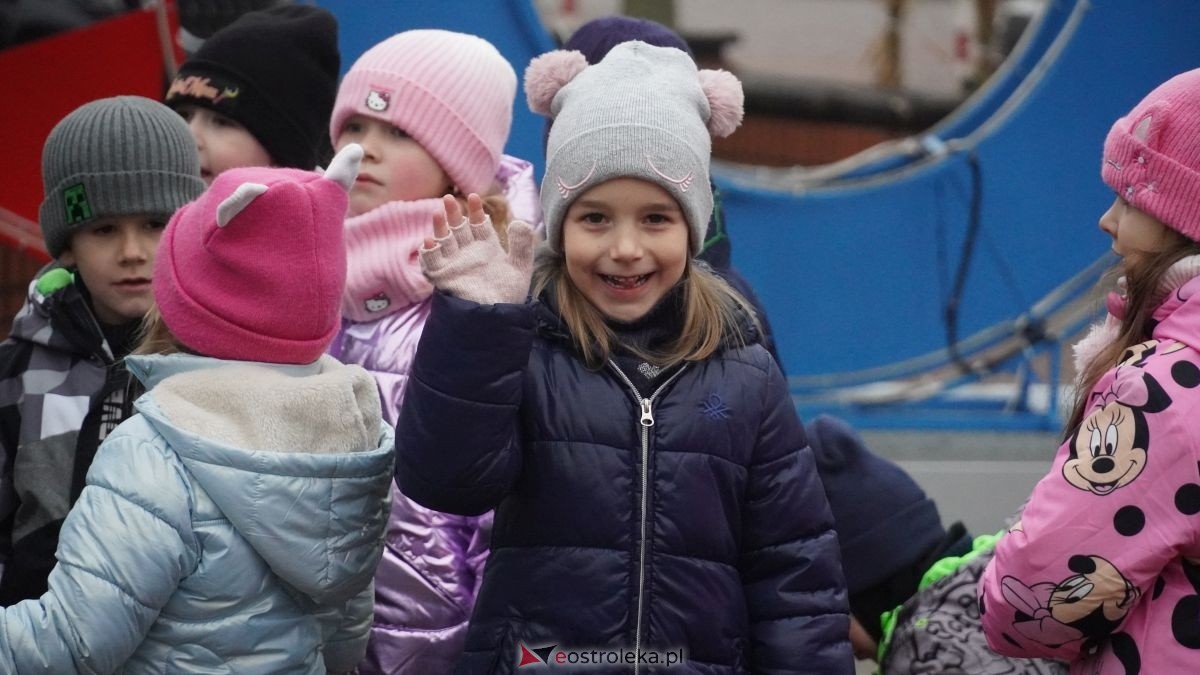 Miejska choinka na Placu Wolności już ubrana. W akcji pomogli najmłodsi ostrołęczanie! [19.12.2025] - zdjęcie #78 - eOstroleka.pl
