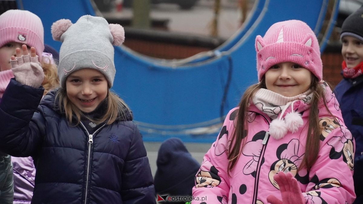 Miejska choinka na Placu Wolności już ubrana. W akcji pomogli najmłodsi ostrołęczanie! [19.12.2025] - zdjęcie #77 - eOstroleka.pl