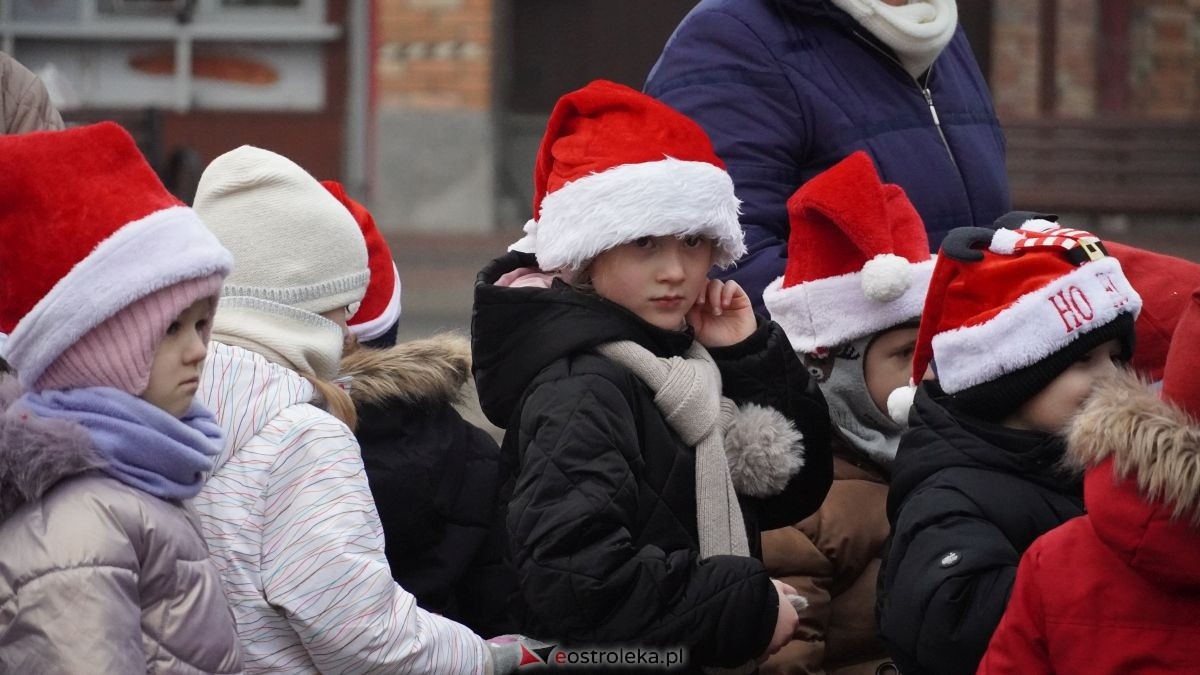 Miejska choinka na Placu Wolności już ubrana. W akcji pomogli najmłodsi ostrołęczanie! [19.12.2025] - zdjęcie #76 - eOstroleka.pl