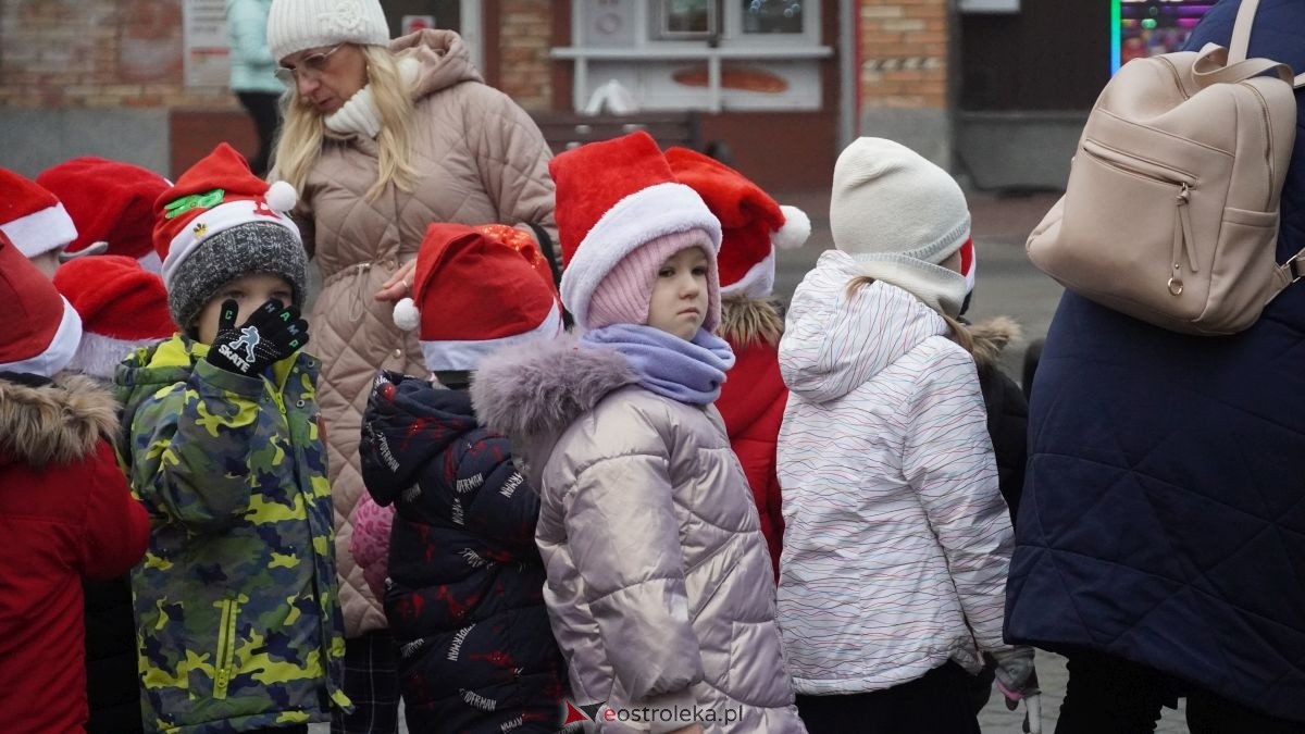 Miejska choinka na Placu Wolności już ubrana. W akcji pomogli najmłodsi ostrołęczanie! [19.12.2025] - zdjęcie #75 - eOstroleka.pl