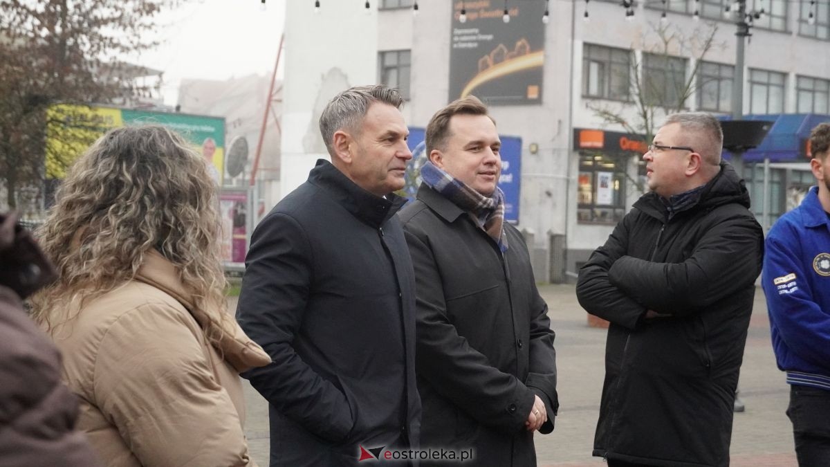 Miejska choinka na Placu Wolności już ubrana. W akcji pomogli najmłodsi ostrołęczanie! [19.12.2025] - zdjęcie #74 - eOstroleka.pl
