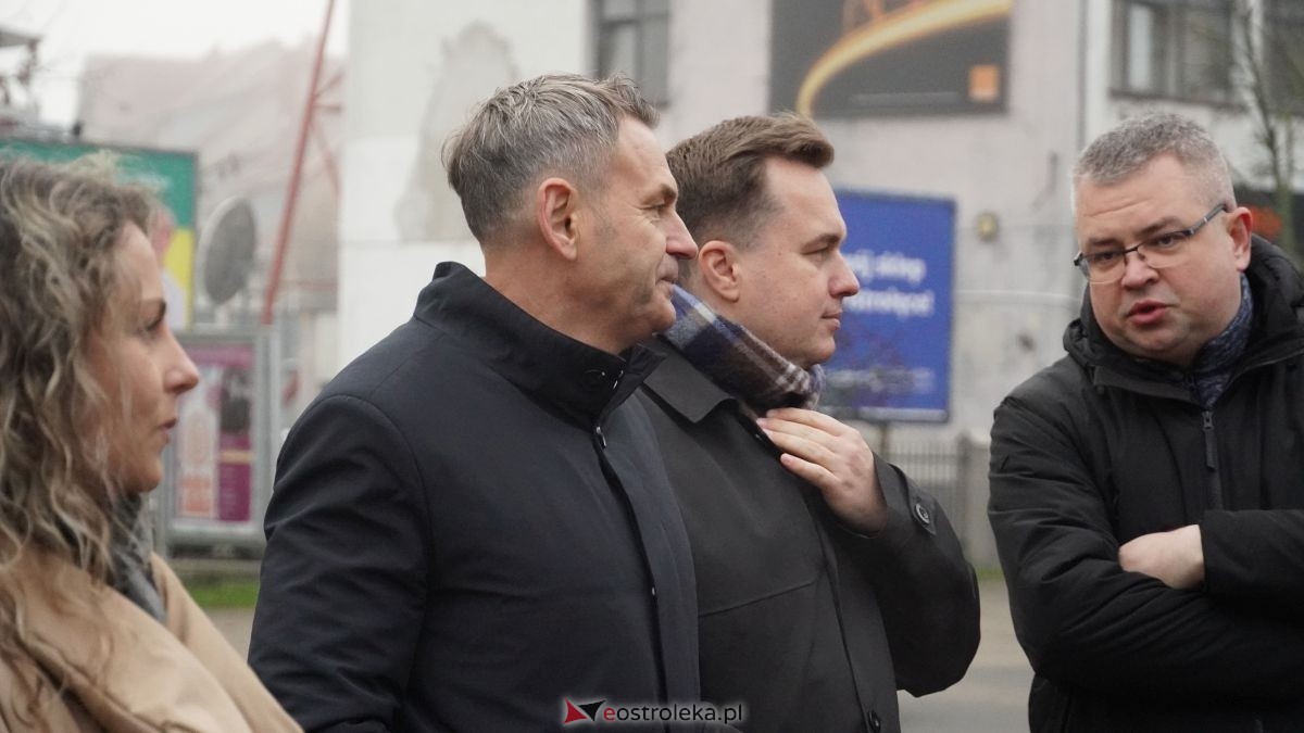 Miejska choinka na Placu Wolności już ubrana. W akcji pomogli najmłodsi ostrołęczanie! [19.12.2025] - zdjęcie #73 - eOstroleka.pl