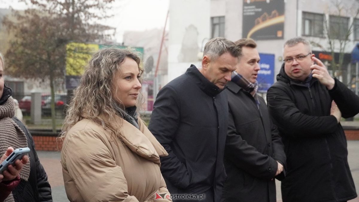 Miejska choinka na Placu Wolności już ubrana. W akcji pomogli najmłodsi ostrołęczanie! [19.12.2025] - zdjęcie #72 - eOstroleka.pl