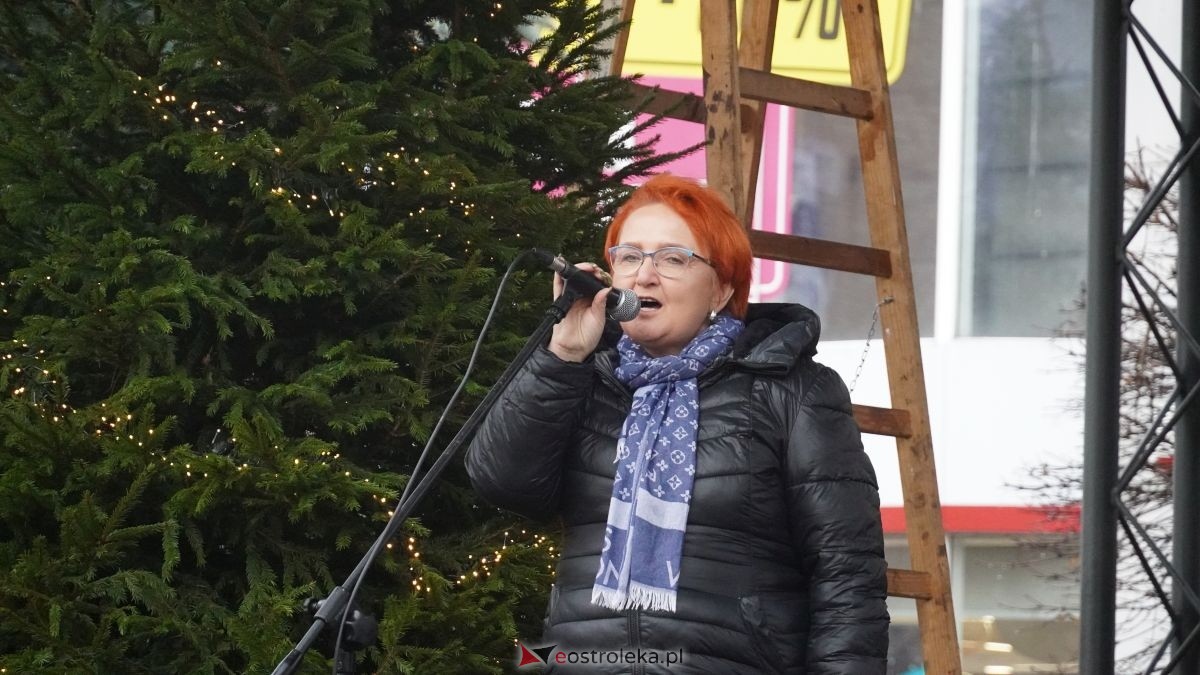 Miejska choinka na Placu Wolności już ubrana. W akcji pomogli najmłodsi ostrołęczanie! [19.12.2025] - zdjęcie #71 - eOstroleka.pl