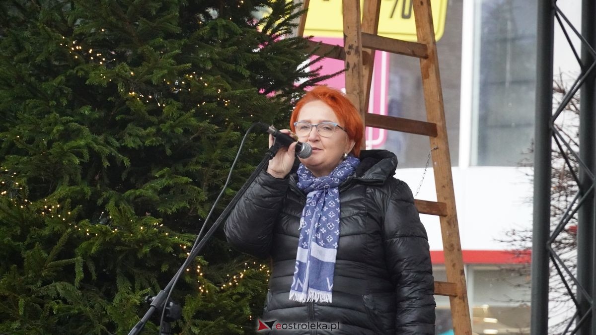 Miejska choinka na Placu Wolności już ubrana. W akcji pomogli najmłodsi ostrołęczanie! [19.12.2025] - zdjęcie #70 - eOstroleka.pl