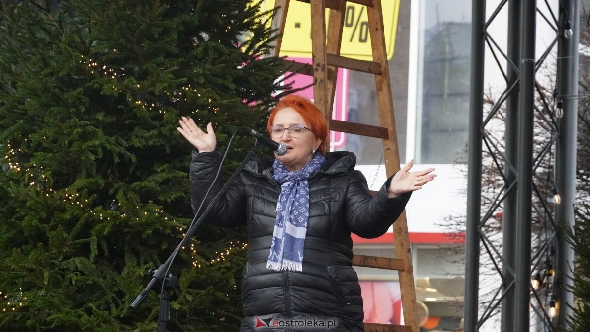 Miejska choinka na Placu Wolności już ubrana. W akcji pomogli najmłodsi ostrołęczanie! [19.12.2025] - zdjęcie #69 - eOstroleka.pl
