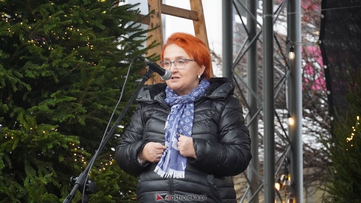 Miejska choinka na Placu Wolności już ubrana. W akcji pomogli najmłodsi ostrołęczanie! [19.12.2025] - zdjęcie #68 - eOstroleka.pl