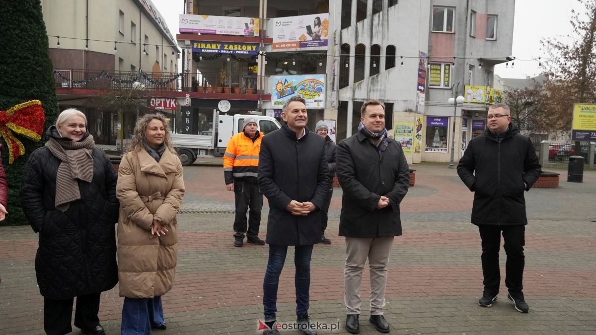 Miejska choinka na Placu Wolności już ubrana. W akcji pomogli najmłodsi ostrołęczanie! [19.12.2025] - zdjęcie #67 - eOstroleka.pl