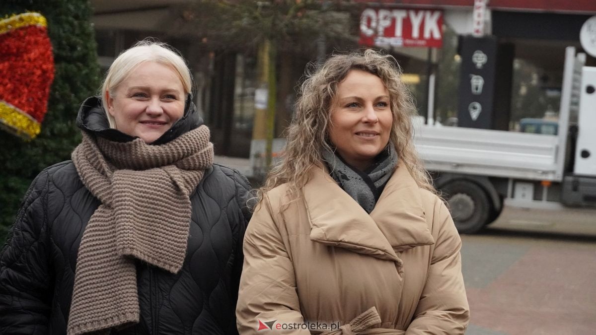 Miejska choinka na Placu Wolności już ubrana. W akcji pomogli najmłodsi ostrołęczanie! [19.12.2025] - zdjęcie #66 - eOstroleka.pl