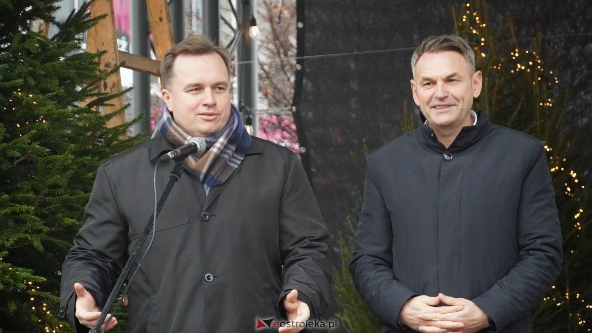 Miejska choinka na Placu Wolności już ubrana. W akcji pomogli najmłodsi ostrołęczanie! [19.12.2025] - zdjęcie #64 - eOstroleka.pl