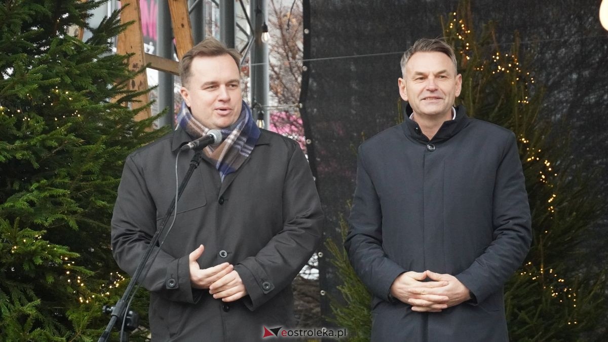 Miejska choinka na Placu Wolności już ubrana. W akcji pomogli najmłodsi ostrołęczanie! [19.12.2025] - zdjęcie #63 - eOstroleka.pl