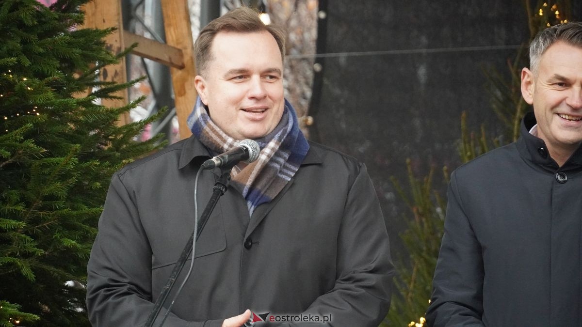 Miejska choinka na Placu Wolności już ubrana. W akcji pomogli najmłodsi ostrołęczanie! [19.12.2025] - zdjęcie #62 - eOstroleka.pl