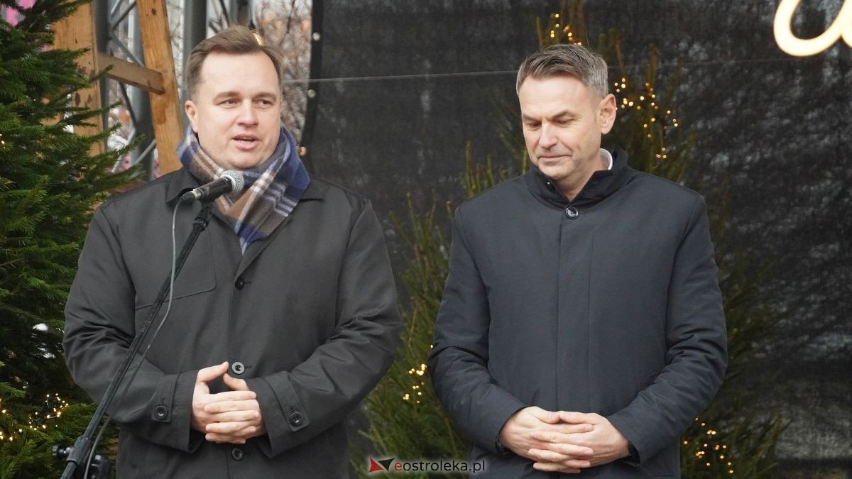 Miejska choinka na Placu Wolności już ubrana. W akcji pomogli najmłodsi ostrołęczanie! [19.12.2025] - zdjęcie #61 - eOstroleka.pl