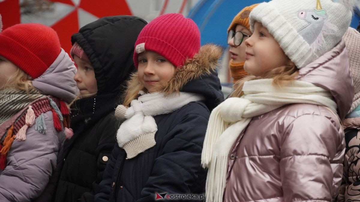Miejska choinka na Placu Wolności już ubrana. W akcji pomogli najmłodsi ostrołęczanie! [19.12.2025] - zdjęcie #59 - eOstroleka.pl