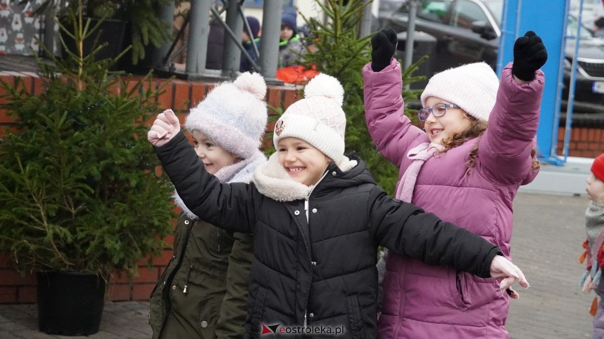 Miejska choinka na Placu Wolności już ubrana. W akcji pomogli najmłodsi ostrołęczanie! [19.12.2025] - zdjęcie #57 - eOstroleka.pl