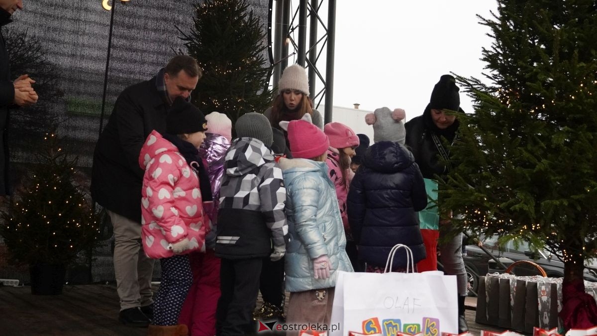 Miejska choinka na Placu Wolności już ubrana. W akcji pomogli najmłodsi ostrołęczanie! [19.12.2025] - zdjęcie #56 - eOstroleka.pl