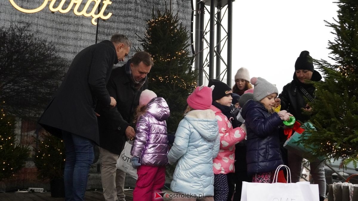 Miejska choinka na Placu Wolności już ubrana. W akcji pomogli najmłodsi ostrołęczanie! [19.12.2025] - zdjęcie #55 - eOstroleka.pl