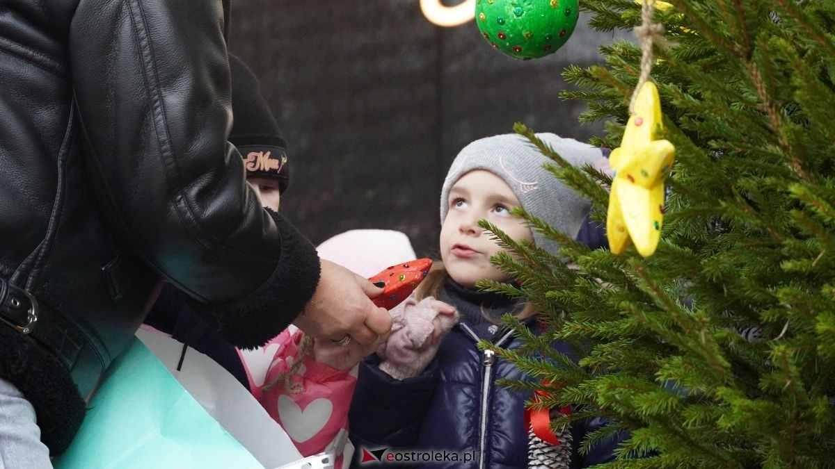 Miejska choinka na Placu Wolności już ubrana. W akcji pomogli najmłodsi ostrołęczanie! [19.12.2025] - zdjęcie #54 - eOstroleka.pl