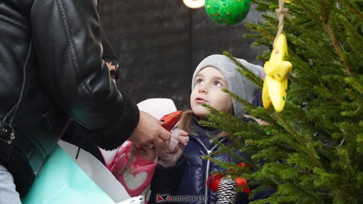 Miejska choinka na Placu Wolności już ubrana. W akcji pomogli najmłodsi ostrołęczanie! [19.12.2025] - zdjęcie #53 - eOstroleka.pl