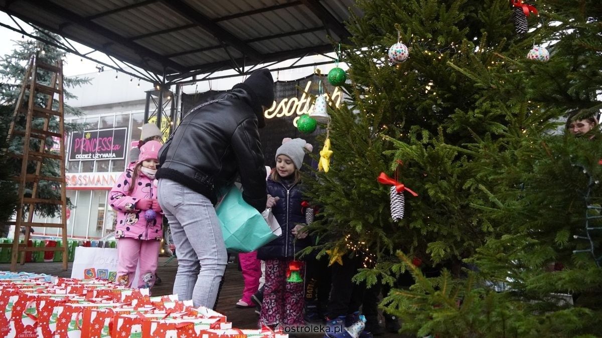 Miejska choinka na Placu Wolności już ubrana. W akcji pomogli najmłodsi ostrołęczanie! [19.12.2025] - zdjęcie #52 - eOstroleka.pl