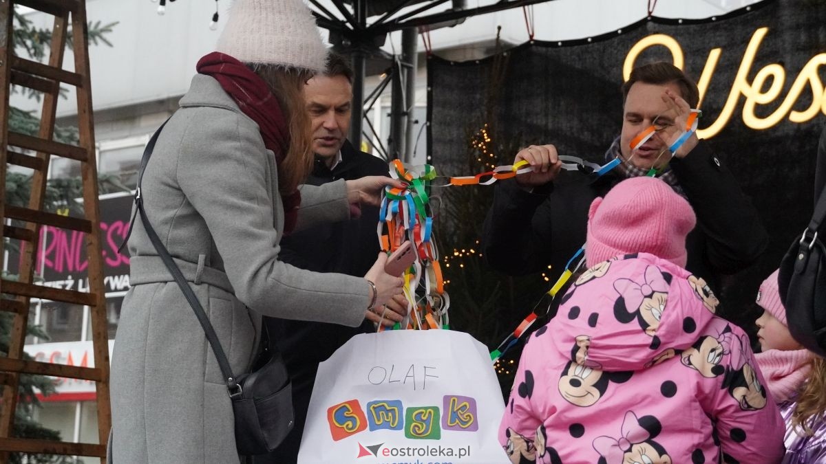Miejska choinka na Placu Wolności już ubrana. W akcji pomogli najmłodsi ostrołęczanie! [19.12.2025] - zdjęcie #51 - eOstroleka.pl