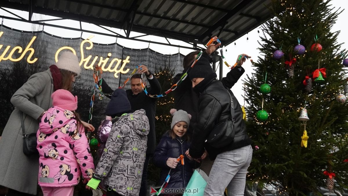 Miejska choinka na Placu Wolności już ubrana. W akcji pomogli najmłodsi ostrołęczanie! [19.12.2025] - zdjęcie #50 - eOstroleka.pl