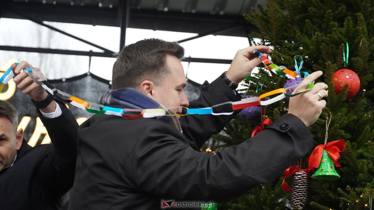 Miejska choinka na Placu Wolności już ubrana. W akcji pomogli najmłodsi ostrołęczanie! [19.12.2025] - zdjęcie #49 - eOstroleka.pl