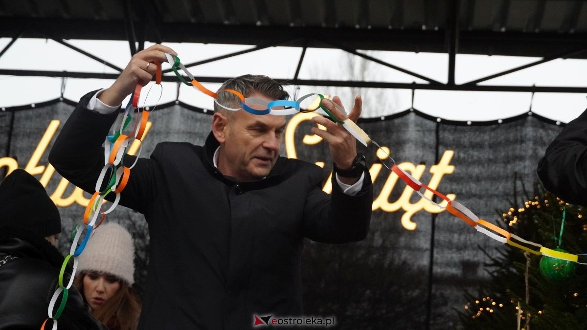 Miejska choinka na Placu Wolności już ubrana. W akcji pomogli najmłodsi ostrołęczanie! [19.12.2025] - zdjęcie #48 - eOstroleka.pl