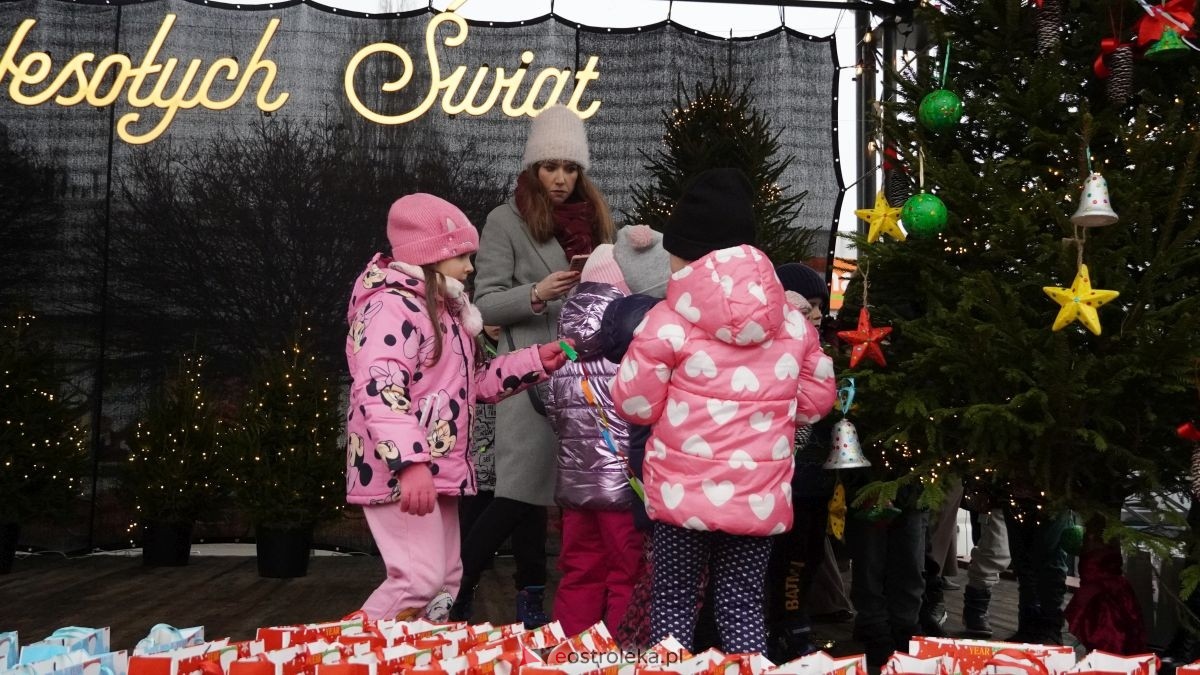 Miejska choinka na Placu Wolności już ubrana. W akcji pomogli najmłodsi ostrołęczanie! [19.12.2025] - zdjęcie #47 - eOstroleka.pl