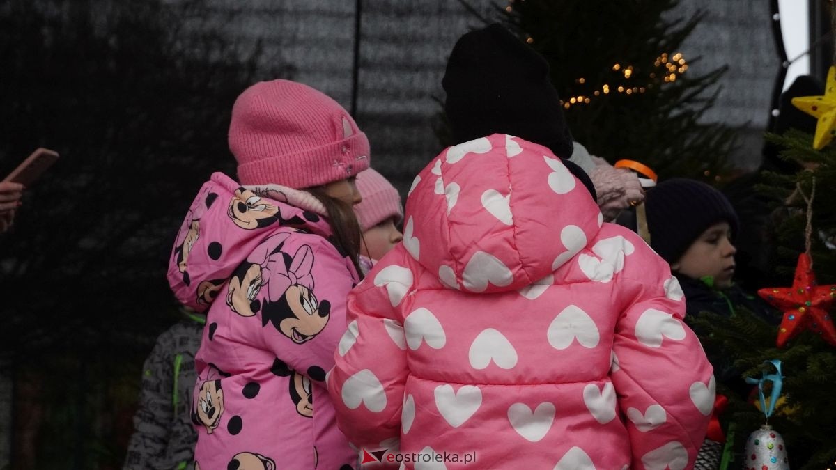 Miejska choinka na Placu Wolności już ubrana. W akcji pomogli najmłodsi ostrołęczanie! [19.12.2025] - zdjęcie #46 - eOstroleka.pl