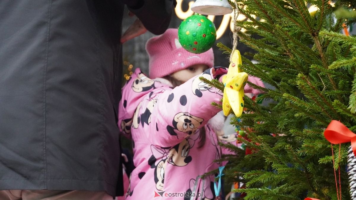 Miejska choinka na Placu Wolności już ubrana. W akcji pomogli najmłodsi ostrołęczanie! [19.12.2025] - zdjęcie #45 - eOstroleka.pl