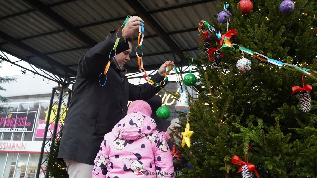 Miejska choinka na Placu Wolności już ubrana. W akcji pomogli najmłodsi ostrołęczanie! [19.12.2025] - zdjęcie #44 - eOstroleka.pl
