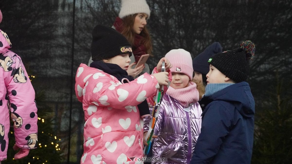 Miejska choinka na Placu Wolności już ubrana. W akcji pomogli najmłodsi ostrołęczanie! [19.12.2025] - zdjęcie #43 - eOstroleka.pl