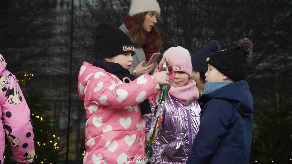 Miejska choinka na Placu Wolności już ubrana. W akcji pomogli najmłodsi ostrołęczanie! [19.12.2025] - zdjęcie #42 - eOstroleka.pl