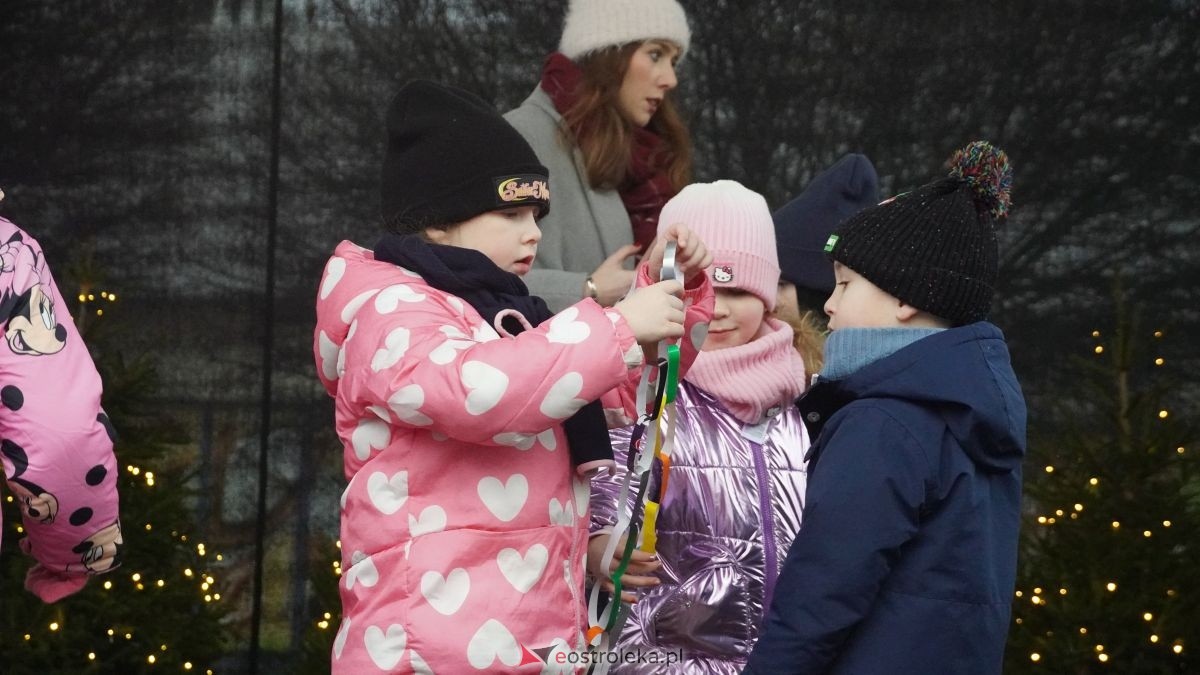 Miejska choinka na Placu Wolności już ubrana. W akcji pomogli najmłodsi ostrołęczanie! [19.12.2025] - zdjęcie #41 - eOstroleka.pl