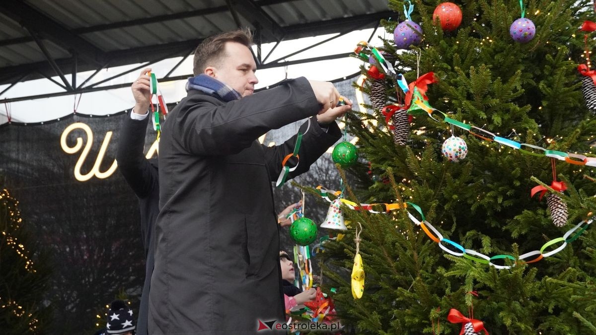Miejska choinka na Placu Wolności już ubrana. W akcji pomogli najmłodsi ostrołęczanie! [19.12.2025] - zdjęcie #37 - eOstroleka.pl