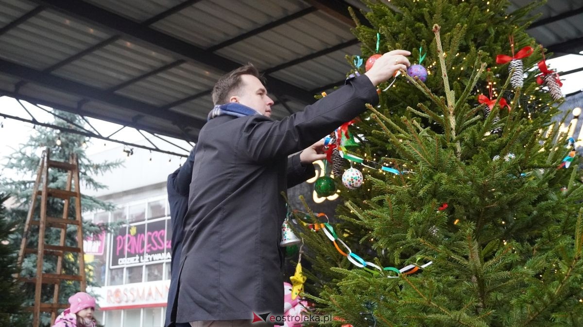 Miejska choinka na Placu Wolności już ubrana. W akcji pomogli najmłodsi ostrołęczanie! [19.12.2025] - zdjęcie #36 - eOstroleka.pl