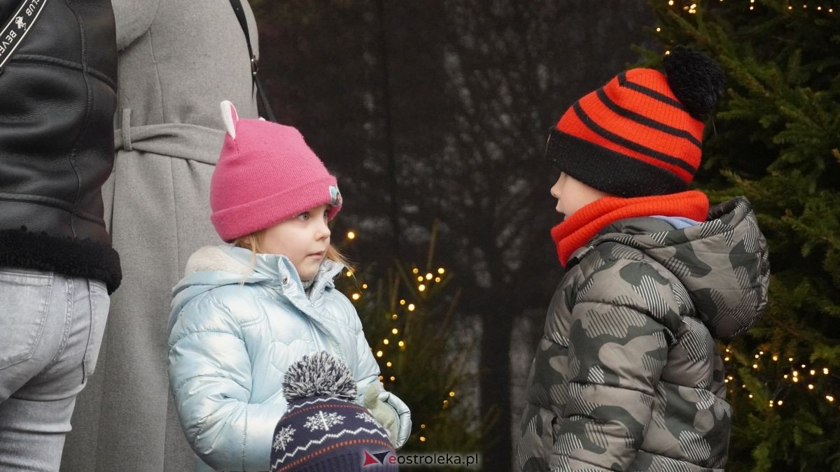 Miejska choinka na Placu Wolności już ubrana. W akcji pomogli najmłodsi ostrołęczanie! [19.12.2025] - zdjęcie #35 - eOstroleka.pl