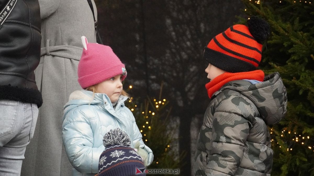 Miejska choinka na Placu Wolności już ubrana. W akcji pomogli najmłodsi ostrołęczanie! [19.12.2025] - zdjęcie #34 - eOstroleka.pl
