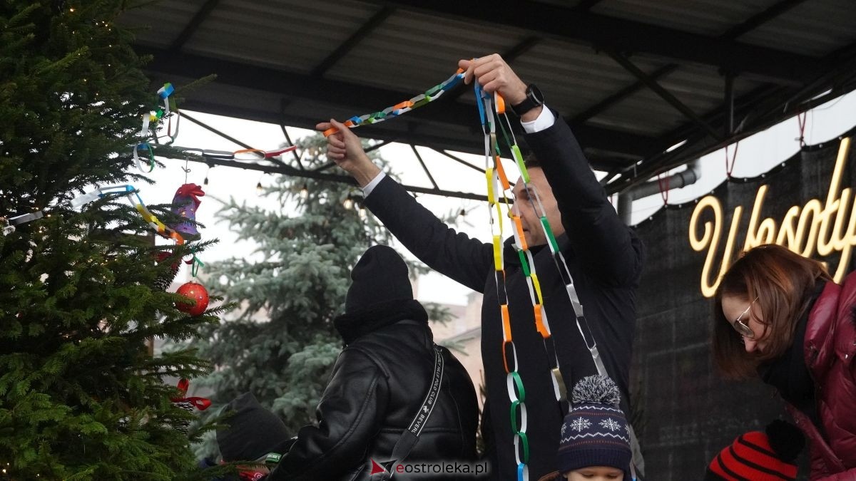 Miejska choinka na Placu Wolności już ubrana. W akcji pomogli najmłodsi ostrołęczanie! [19.12.2025] - zdjęcie #33 - eOstroleka.pl