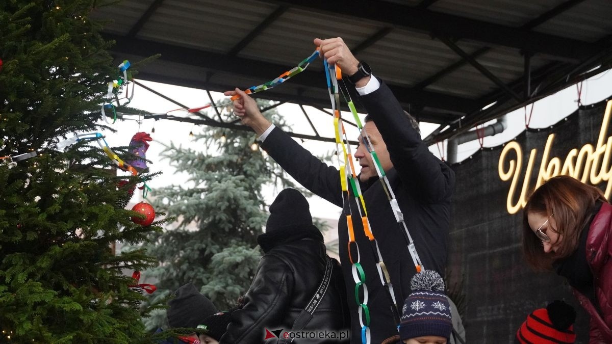 Miejska choinka na Placu Wolności już ubrana. W akcji pomogli najmłodsi ostrołęczanie! [19.12.2025] - zdjęcie #32 - eOstroleka.pl