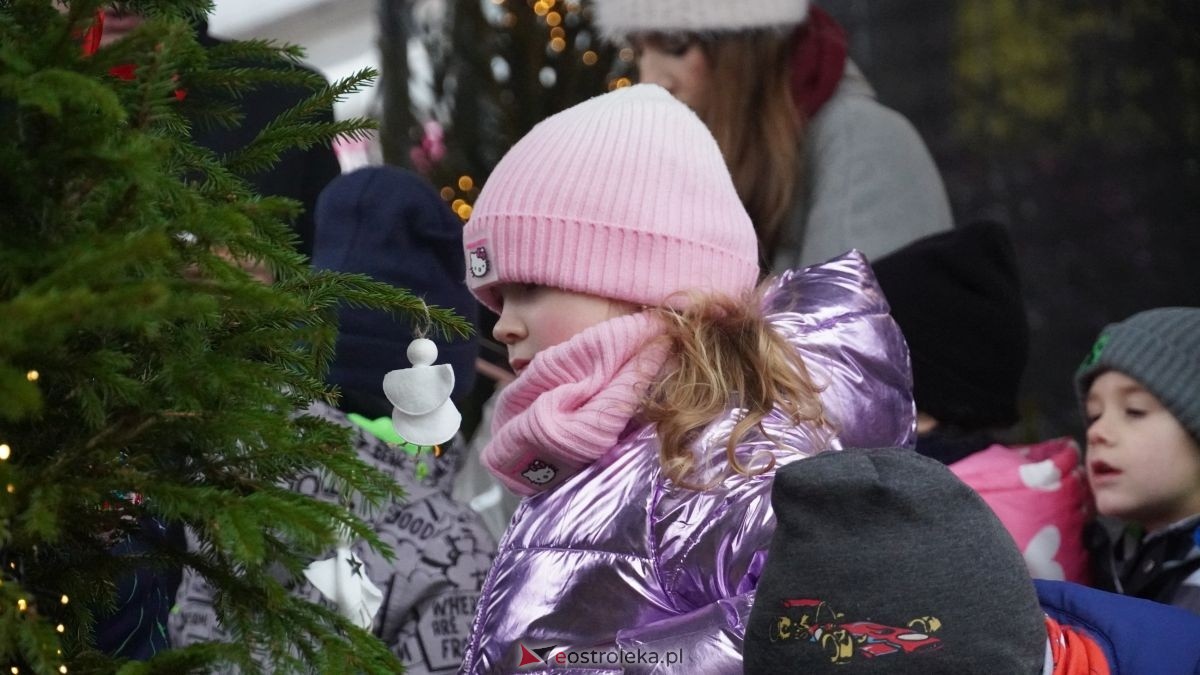 Miejska choinka na Placu Wolności już ubrana. W akcji pomogli najmłodsi ostrołęczanie! [19.12.2025] - zdjęcie #29 - eOstroleka.pl