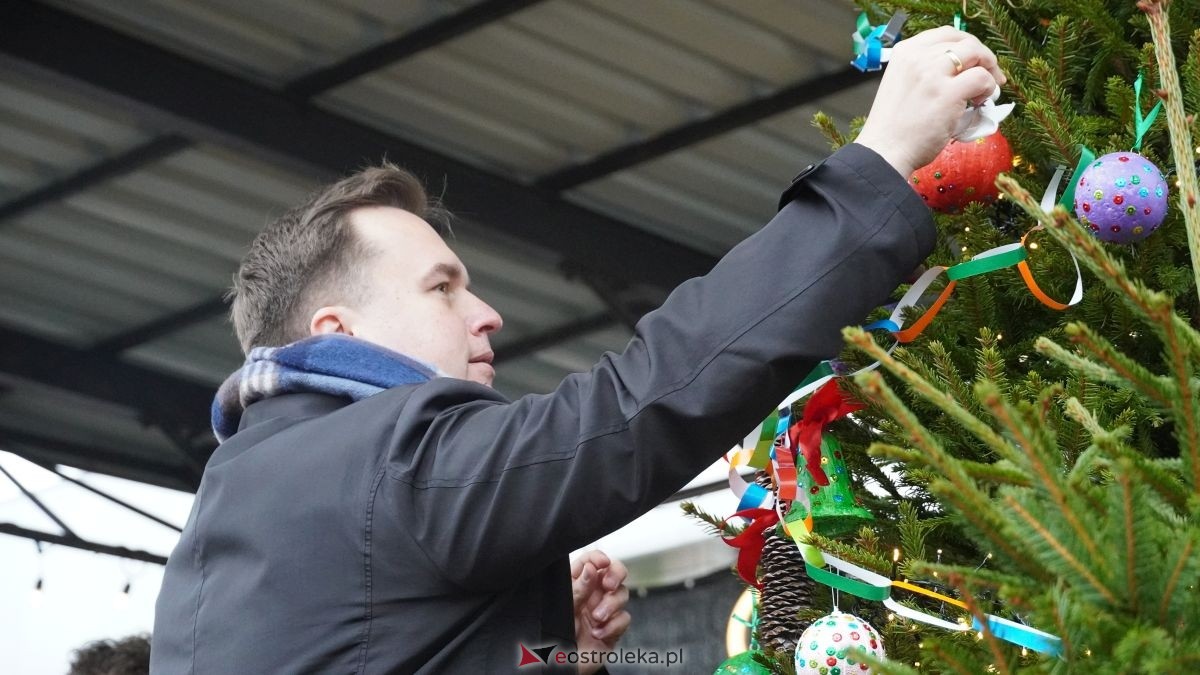 Miejska choinka na Placu Wolności już ubrana. W akcji pomogli najmłodsi ostrołęczanie! [19.12.2025] - zdjęcie #28 - eOstroleka.pl